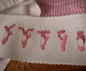 grille broderie danseuse