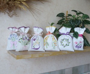 modèle broderie sachet lavande